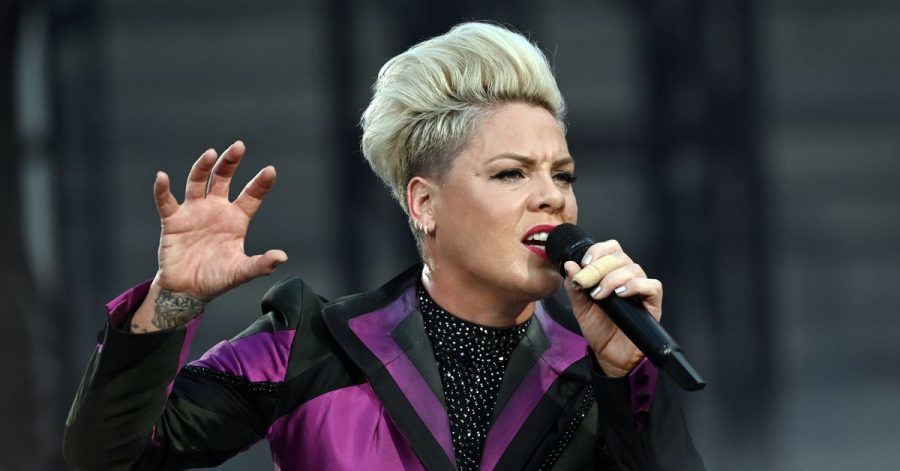 Pink singt mit Töchterchen Willow «Cover Me in Sunshine».