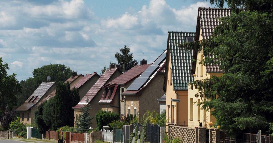 Einfamilienhäuser schneiden bei der Klimabilanz meist schlechter ab als Wohnungen in Mehrfamilienhäusern.