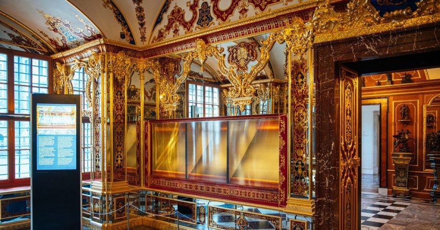 Die ausgeraubte und nun ausgestellte Vitrine im Juwelenzimmer des Historischen Grünen Gewölbes im Residenzschloss in Dresden.