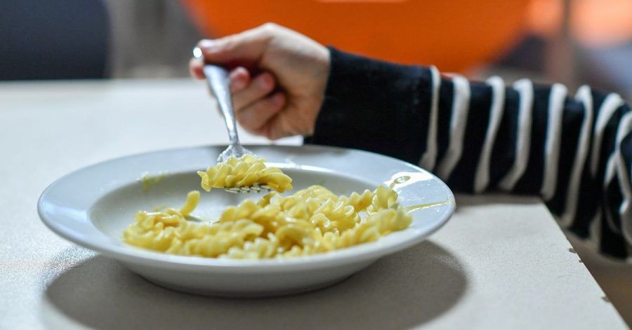 Sitzt die ganze Familie am Esstisch, geht es selten ruhig zu. Eltern sollten das auch nicht von den gemeinsamen Mahlzeiten erwarten.