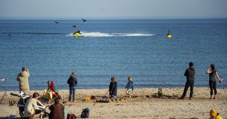 Ausflügler entspannen bei frühlingshaften Temperaturen am Timmendorfer Strand. Dieser Winter hat neue Wärmerekorde aufgestellt.