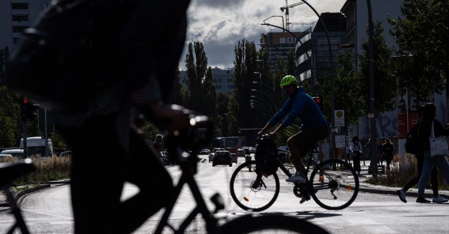 Verlassen Radfahrer den Bürgersteig, um sich auf der Straße einzuordnen, gilt für sie die Sorgfaltspflicht.
