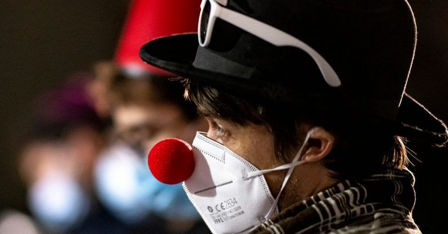Die Corona-Zahlen sind zum jüdischen Fest Purim recht hoch: Das Gemeindemitglied mit geschmückter Maske schaut traurig aus.