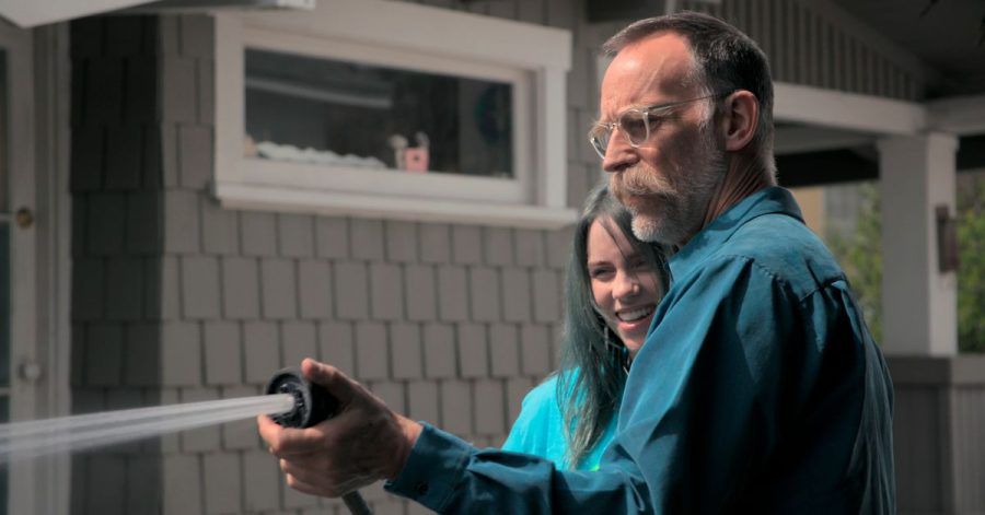US-Singer-Songwriterin Billie Eilish und ihr Vater Patrick O'Connell in einer Szene der Dokumentation "Billie Eilish: The World's A Little Blurry".