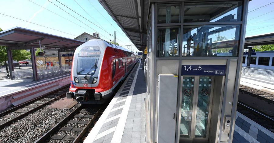 Einen barrierefreien Zugang gibt es noch nicht an allen Bahnhöfen. 111 kleinere und 50 mittelgroße Stationen sollen nun umgebaut werden.