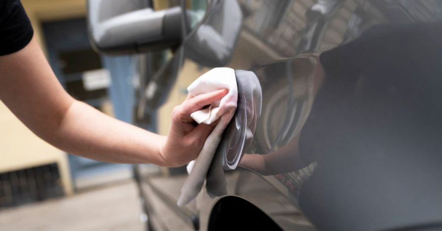 Wer dem Auto etwas Gutes tun will, befreit es sorgsam vom Winterschmutz und lässt ihm ein paar Pflegemaßnahmen angedeihen.