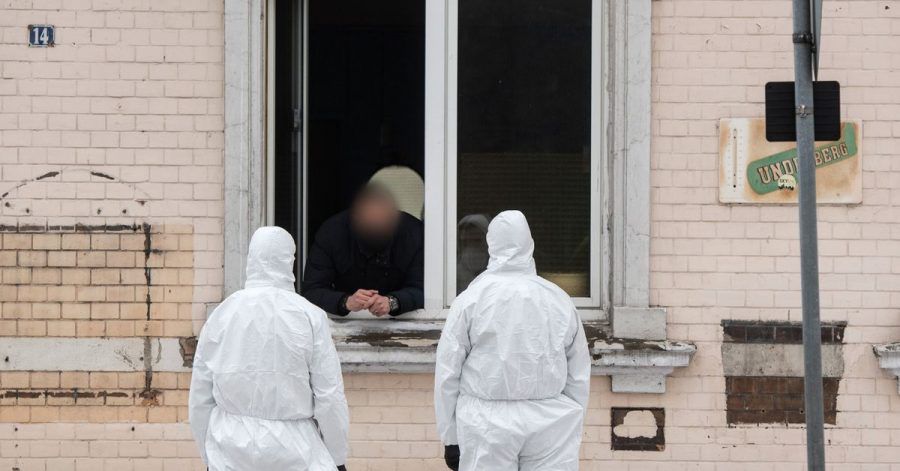Die Furcht vor einer weiteren Ausbreitung der Coronavirus-Mutanten ist groß: In Hamm riegelte die Polizei nach einem bestätigten Fall mehrere Wohnhäuser ab.