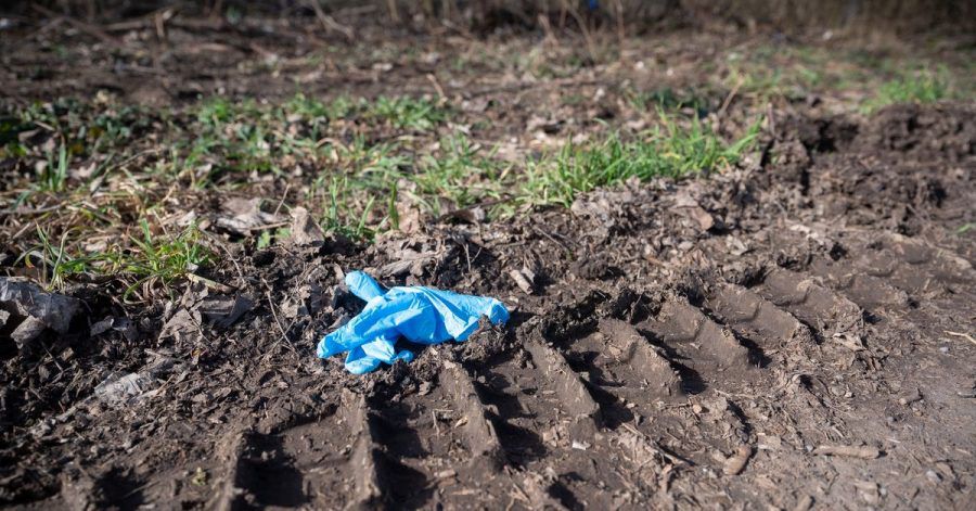 Ein Einmalhandschuh liegt nahe des mutmaßlichen Tatorts. Nachdem ein 13-jähriger Junge tot in der Nähe von Sinsheim gefunden worden ist, gehen die Ermittlungen der Polizei weiter.