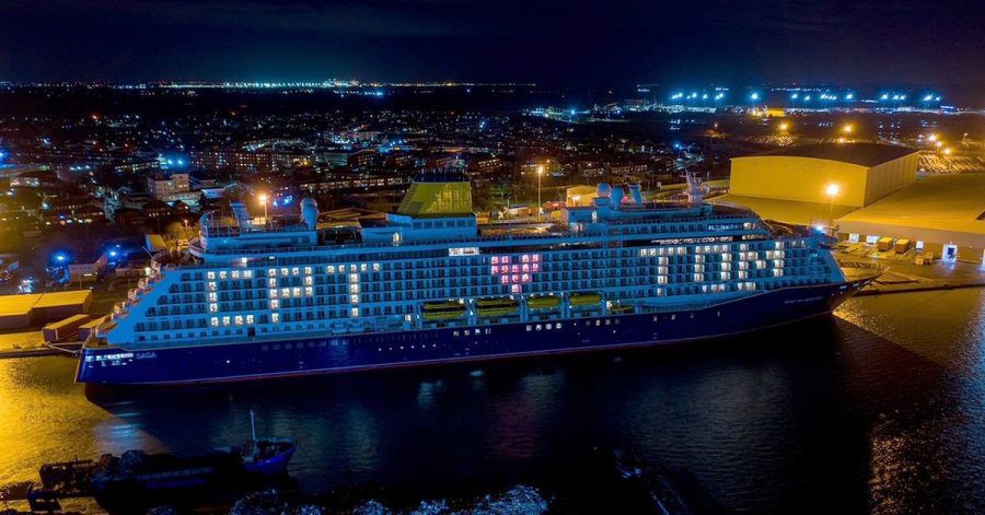 Das Kreuzfahrtschiff Spirit of Adventure fordert im Hafen von Tilbury in London zum Applaus für den verstorbenen Kapitän Sir Tom Moore auf.