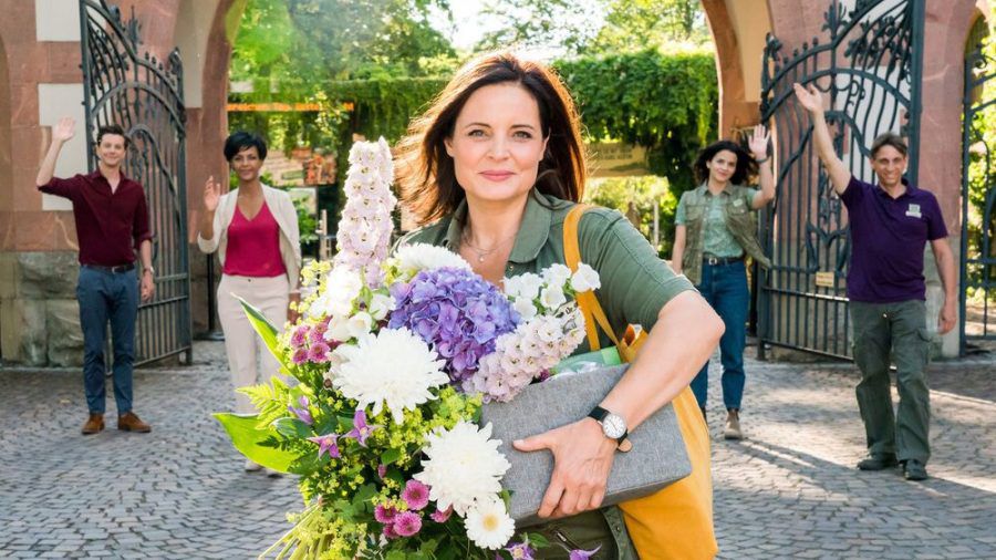 "Tierärztin Dr. Mertens": Tierärztin Dr. Susanne Mertens (Elisabeth Lanz) vor dem Eingang des Leipziger Zoos. (ili/spot)