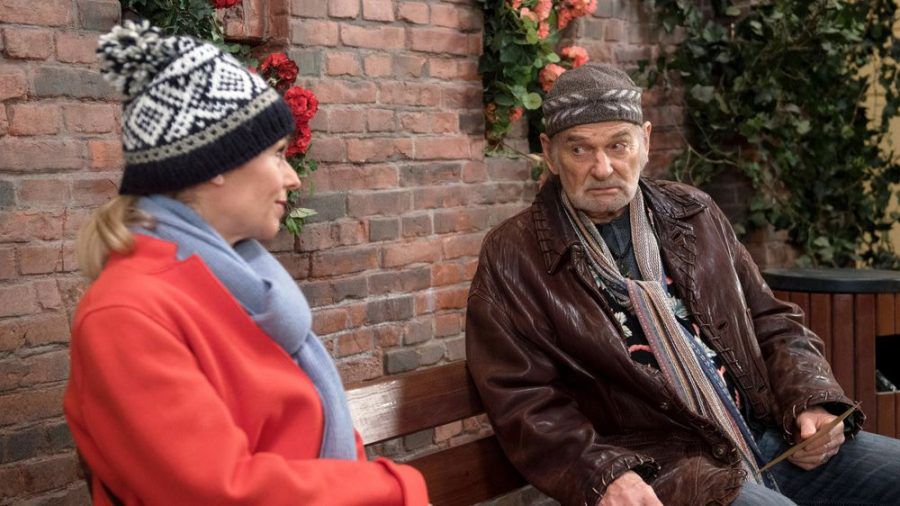 "Rote Rosen": Als Hannes über Viviens herzlosen Abschied trauert, lädt Mona ihn spontan zum Tee ein (cg/spot)