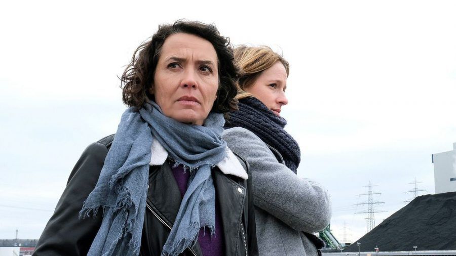 Die Ludwigshafener Kommissarinnen Lena Odenthal (Ulrike Folkerts, l.) und Johanna Stern (Lisa Bitter) ermitteln im "Tatort: Hetzjagd". (ili/spot)