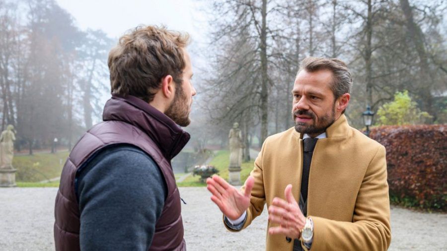 "Sturm der Liebe": Florian (l.) stellt Erik aufgebracht zur Rede. (cg/spot)