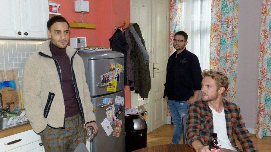 "GZSZ": Während Tuner (M.) und Paul (r.) glauben, dass Nihat (Timur Ülker) sich nie ändern wird, fragt der sich resigniert, warum er so beziehungsunfähig ist (cg/spot)