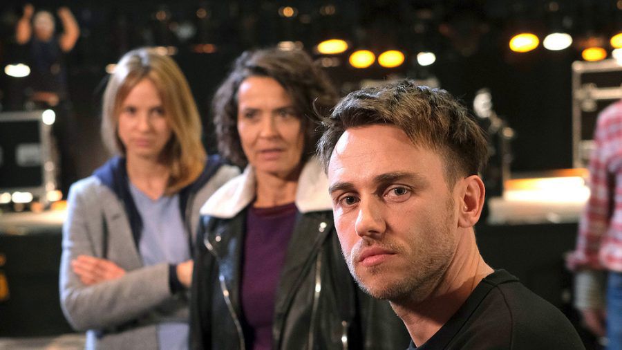 Clueso als er selbst mit den Ermittlerinnen Johanna Stern (Lisa Bitter) und Lena Odenthal (Ulrike Folkerts, Mitte) im "Tatort: Hetzjagd". (ili/spot)