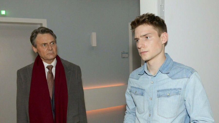 "GZSZ": Jo Gerner (l.) hat den Verdacht, dass Moritz ihm etwas verheimlicht. (cg/spot)