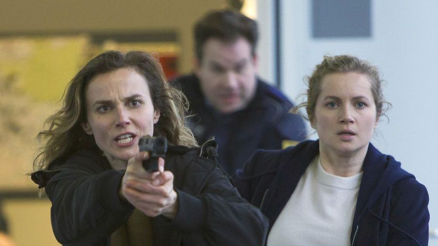 "Tatort: Rettung so nah": Karin Gorniak (Karin Hanczewski, l.) und Leo Winkler (Cornelia Gröschel) mit gezogener Waffe (cg/spot)