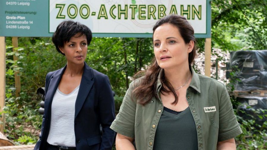 "Tierärztin Dr. Mertens: Hoch hinaus": Zwischen Dr. Mertens (Elisabeth Lanz, r.) und Zoodirektorin Dr. Amal Bekele (Dennenesch Zoudé) kommt es zum Streit (cg/spot)