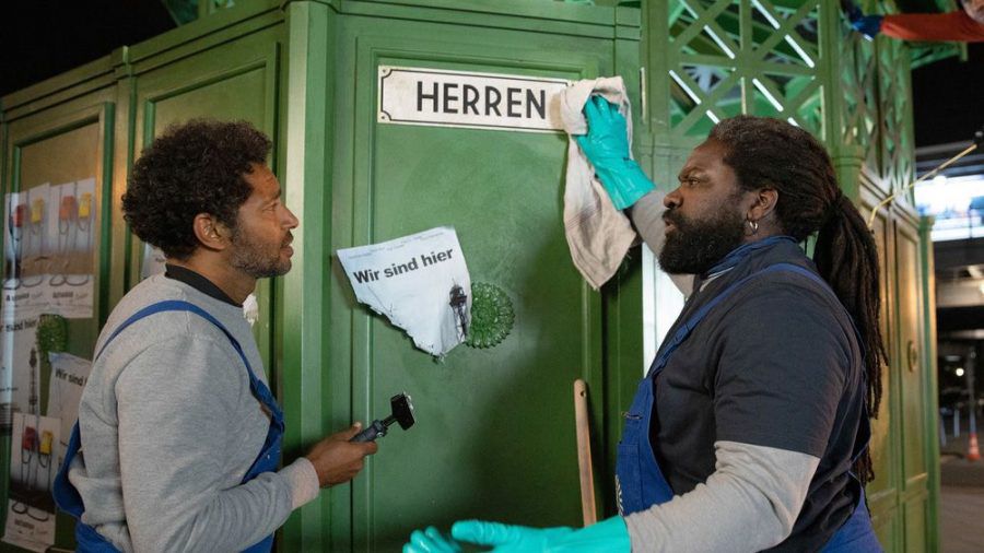 "Herren": Ezequiel (Tyron Ricketts, l.) will nicht das machen, was Reynaldo (Komi Mizrajim Togbonou) von ihm verlangt (cg/spot)