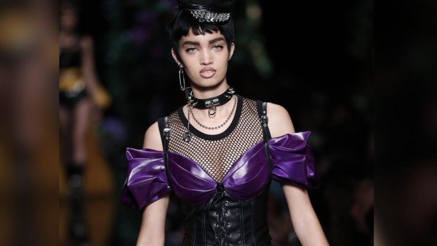 Auch die italienische Modemarke Moschino setzt auf Korsett-Elemente. (cos/spot)