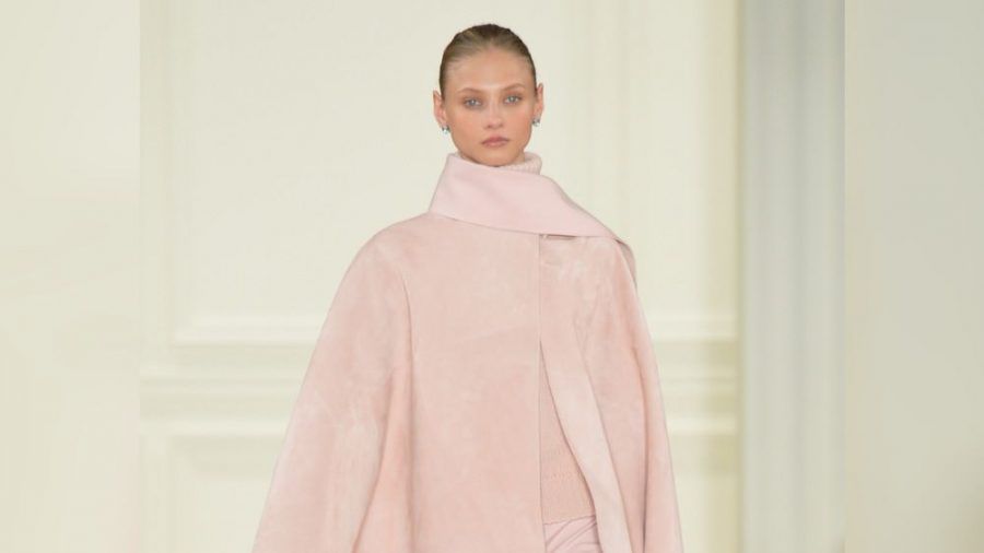 Capes halten im Winter warm, sind praktisch und einfach zu stylen. (cos/spot)
