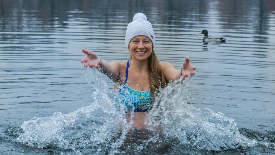 Josephine Worseck hält ihren Kopf beim Eisbaden mit einer Mütze warm. (sob/spot)