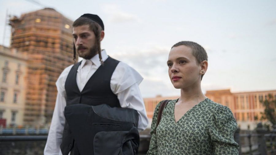 "Unorthodox"-Star Shira Haas (r.) ist für einen Golden Globe nominiert. (stk/spot)