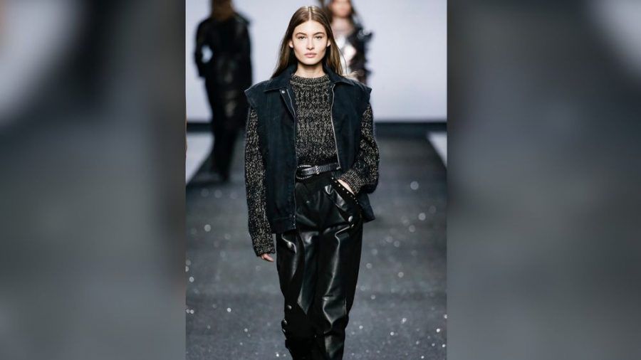 Weite Lederhosen sind im Fashionjahr 2021 Trend. (cos/spot)