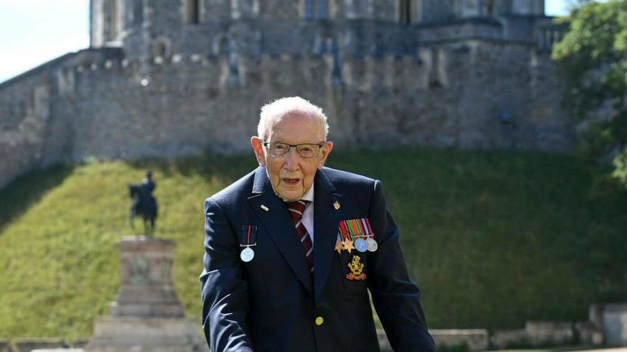 Captain Tom Moore beim Ritterschlag durch Queen Elizabeth II. (dr/spot)