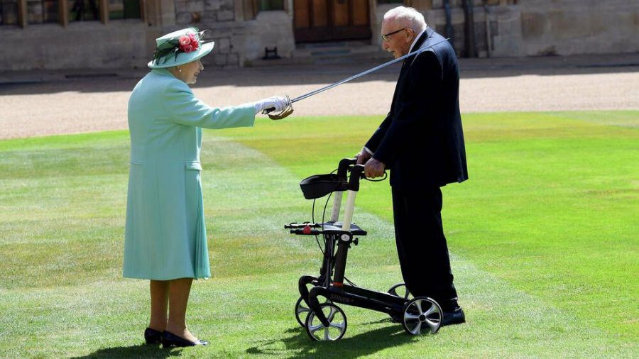 Queen Elizabeth II. schlug Captain Tom Moore zum Ritter. (mia/spot)