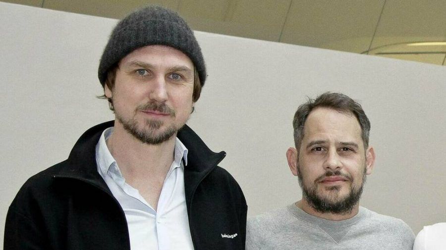 Lars Eidinger (l.) und Moritz Bleibtreu kennen sich schon von der gemeinsamen Serie "M - Eine Stadt sucht einen Mörder" (stk/spot)