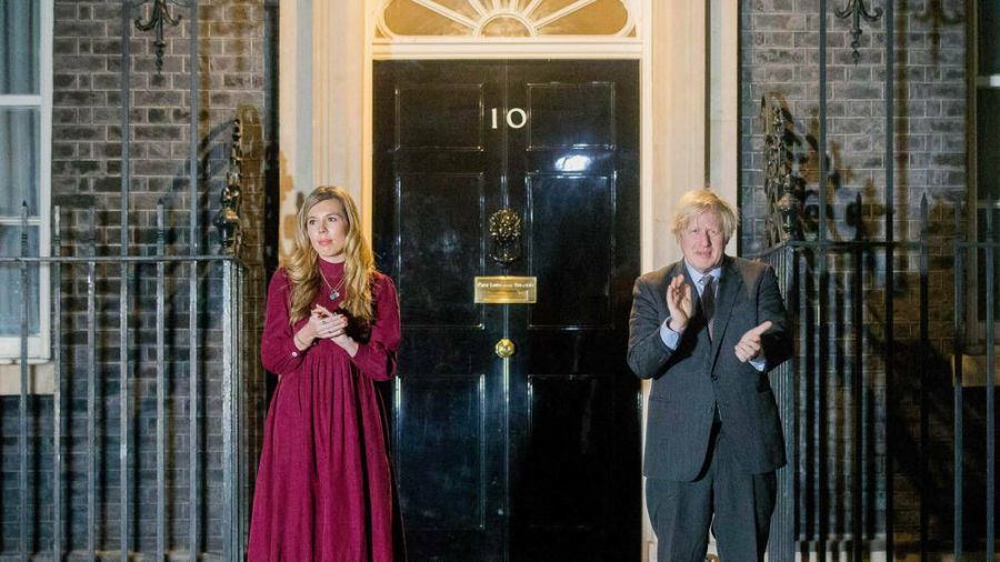 Auch Premierminister Boris Johnson und seine Verlobte, Carrie Symonds, klatschten vor 10 Downing Street für den verstorbenen Captain Sir Tom Moore. (ili/spot)