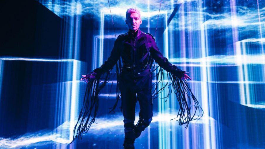 Sänger Bill Kaulitz fliegt im Musikvideo zu "White Lies". (ili/spot)