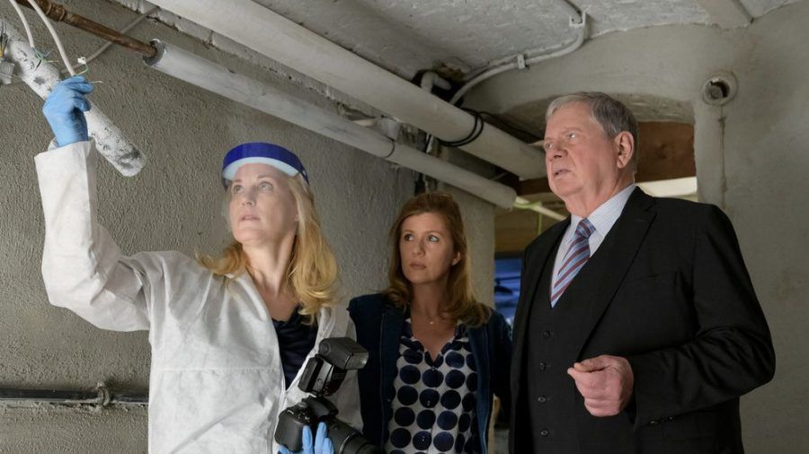 "Der Staatsanwalt: Schlag auf Schlag": Dr. Engel (Astrid Posner, l.), Hauptkommissarin Klar (Fiona Coors) und Oberstaatsanwalt Reuther (Rainer Hunold) begutachten eine defekte Elektroinstallation (cg/spot)