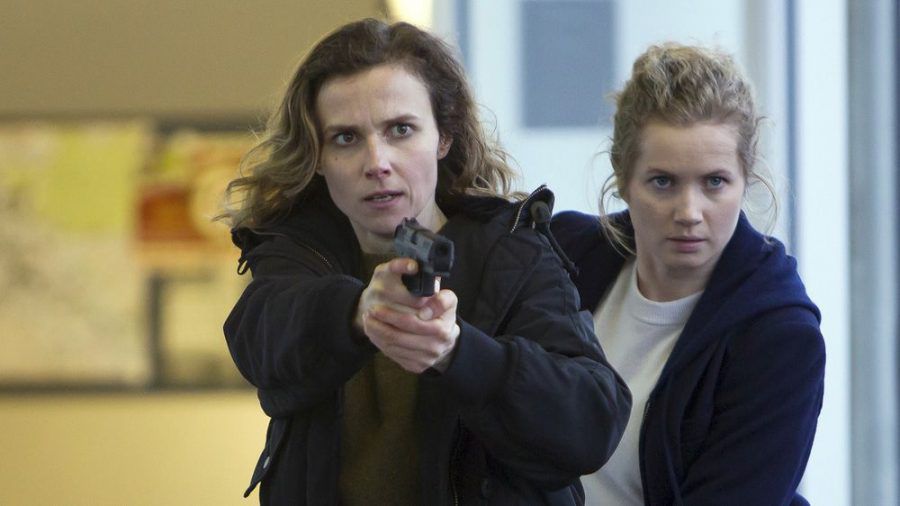 Karin Gorniak (Karin Hanczewski, l.) mit gezogener Waffe im "Tatort: Rettung so nah", dahinter Leo Winkler (Cornelia Gröschel) (dr/spot)