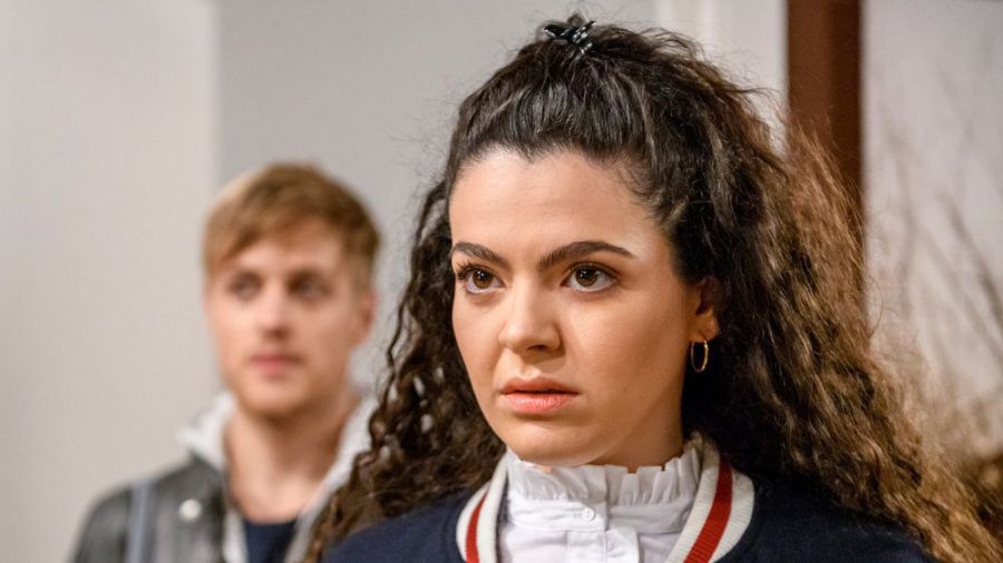 "Sturm der Liebe": Shirin (r.) platzt mit Max in die WG, um Maja zu Hilfe zu kommen (cg/spot)