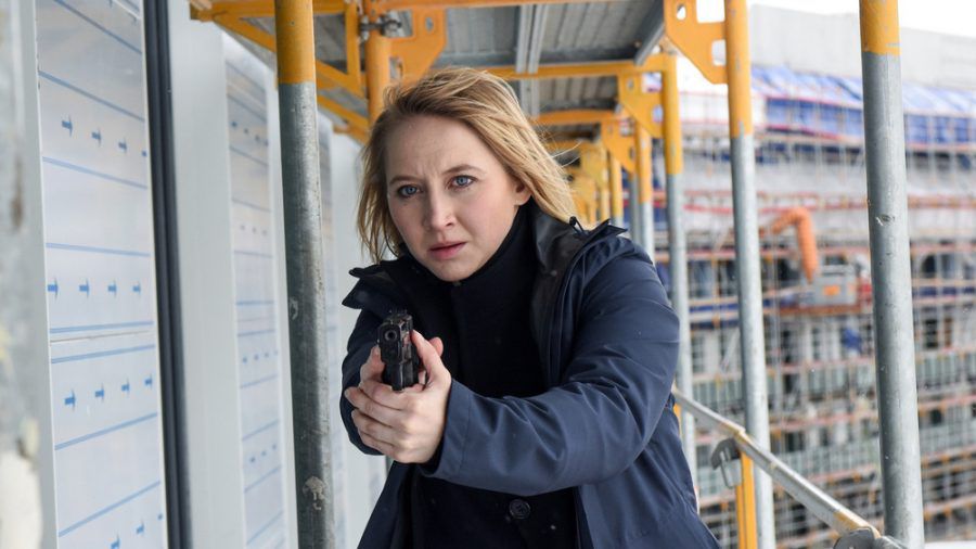"Solo für Weiss - Für immer schweigen": Nora Weiss (Anna Maria Mühe) verfolgt einen Verdächtigen (cg/spot)