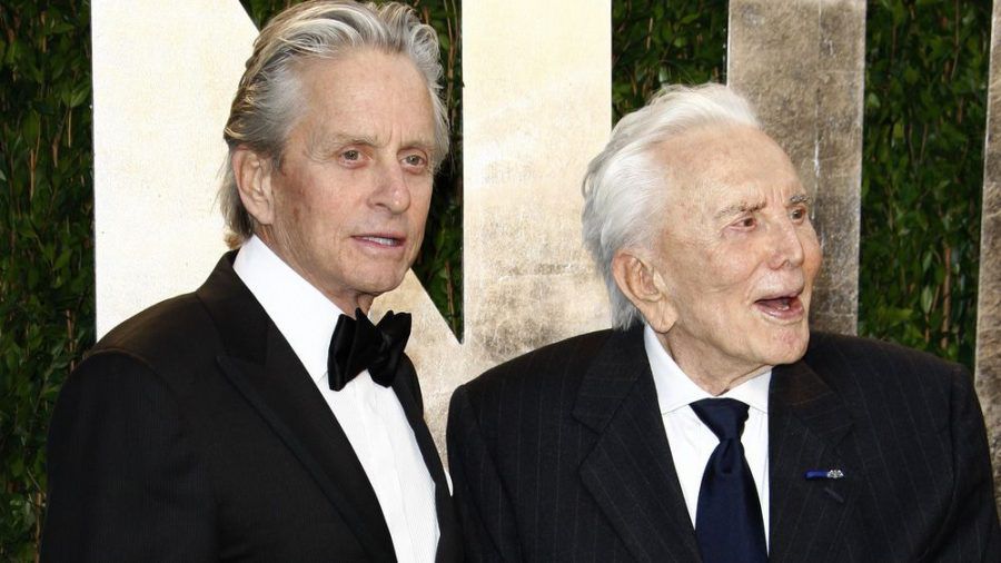 Michael und Kirk Douglas auf einer Oscar-Party im Jahr 2012. (jom/spot)