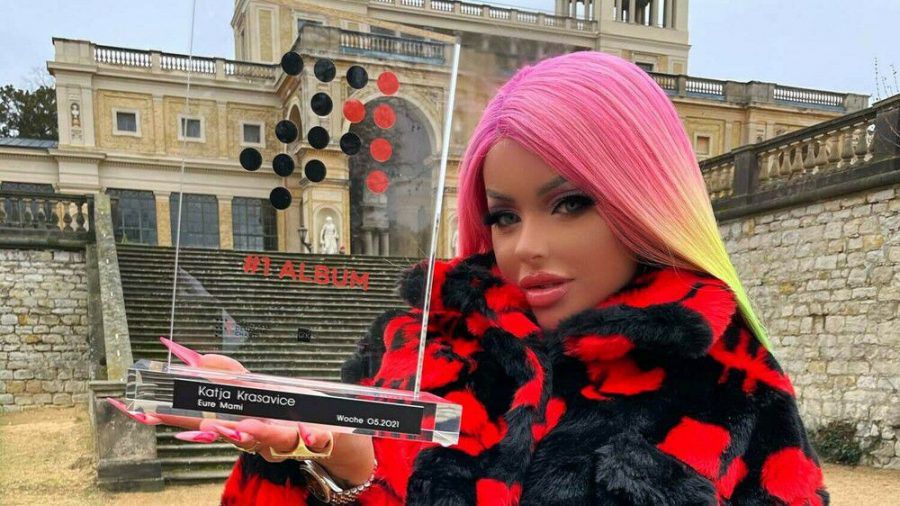 Katja Krasavice kann sich über den "Nummer 1 Award" der Offiziellen Deutschen Charts freuen. (jom/spot)