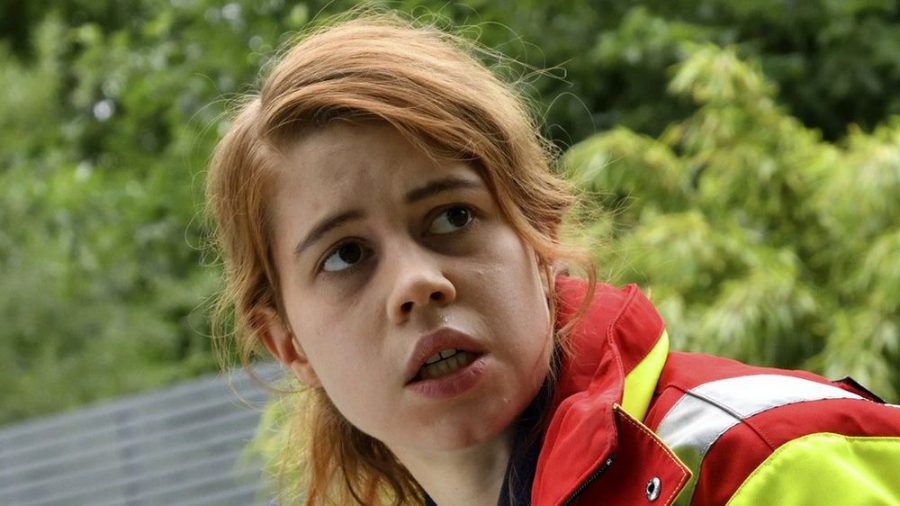 Greta Blaschke (Luise Aschenbrenner) versucht das Leben eines kleinen Mädchens zu retten. (dr/spot)