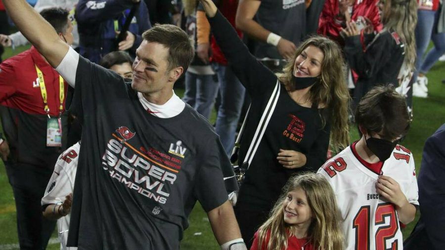 Tom Brady lässt sich nach dem Super-Bowl-Sieg feiern - hier mit Ehefrau Gisele Bündchen und den Kindern. (ili/spot)