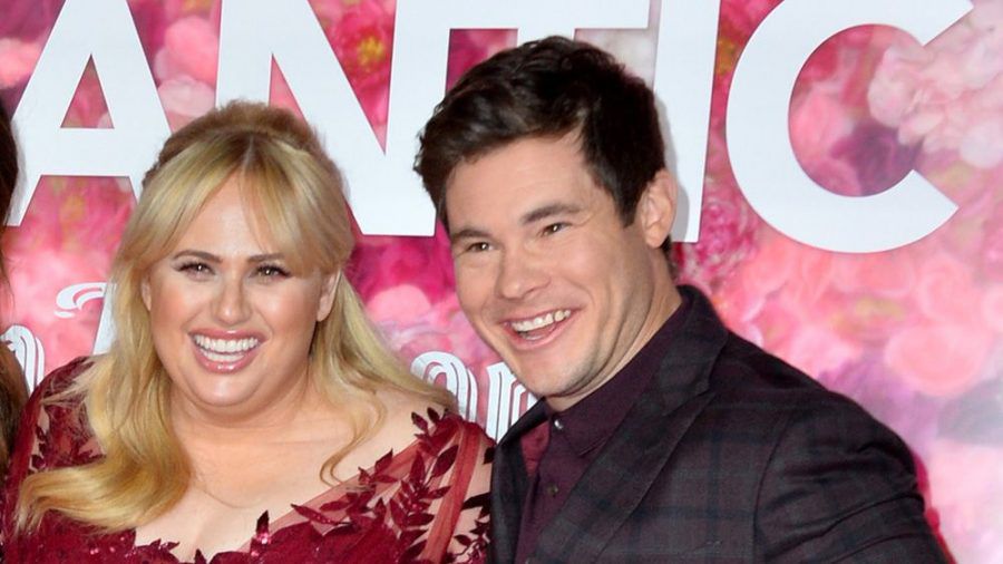 Rebel Wilson und Adam Devine verstehen sich vor und abseits der Kamera blendend (stk/spot)