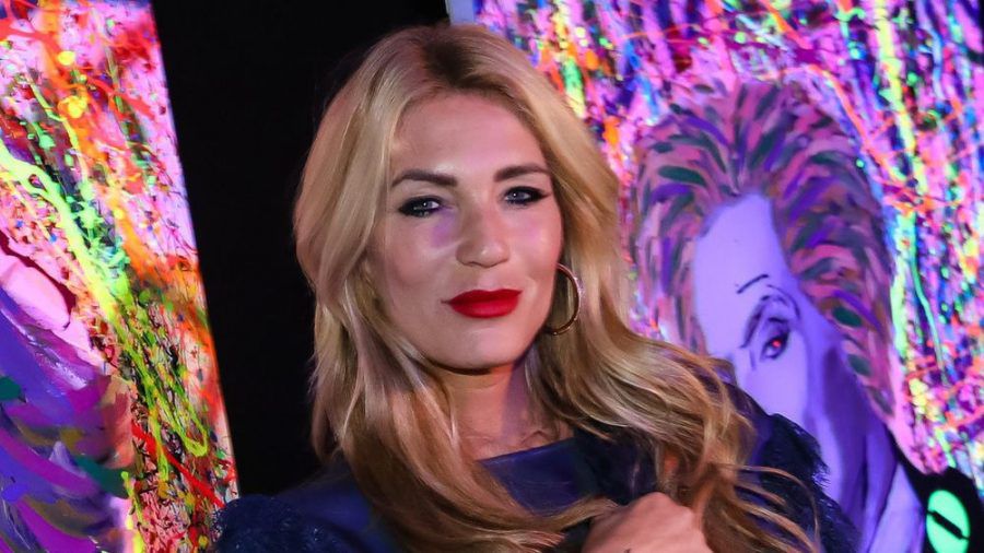 Sarah Kern ist wieder Single. (cos/spot)