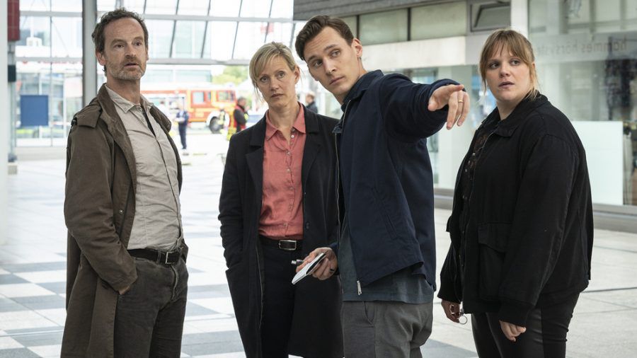 Sie nehmen im "Tatort: Heile Welt" die Ermittlungen auf (v.r.): Rosa Herzog (Stefanie Reinsperger), Jan Pawlak (Rick Okon), Martina Bönisch (Anna Schudt) und Peter Faber (Jörg Hartmann). (amw/spot)