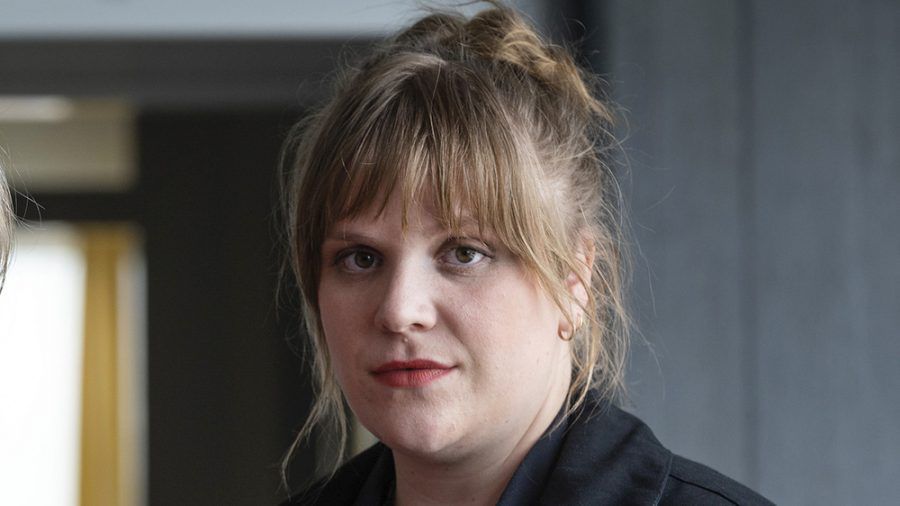 Kommissarin Rosa Herzog (Stefanie Reinsperger) ermittelt im "Tatort: Heile Welt" zum ersten Mal. (amw/spot)