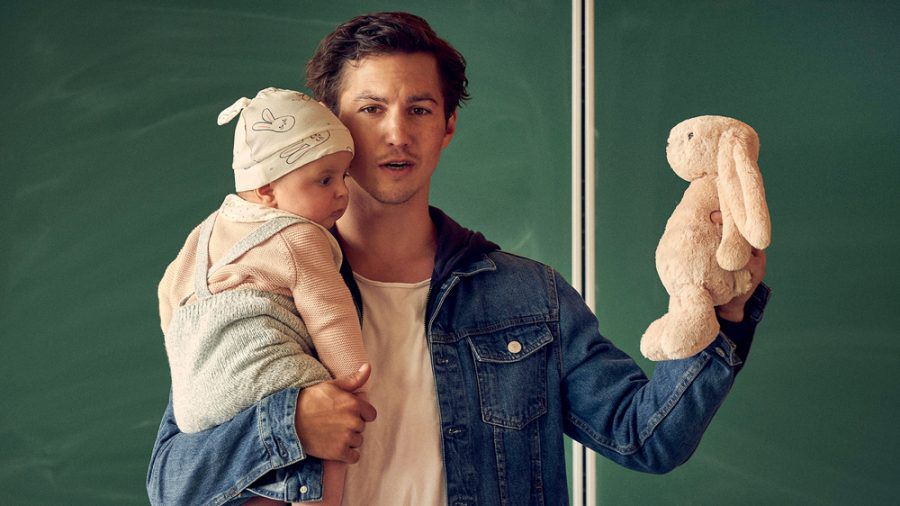 "Väter allein zu Haus: Timo": Timo Savona (Tim Oliver Schultz) stellt mit Baby Lilly seinen Beruf in der Schule als "Vater" vor (cg/spot)