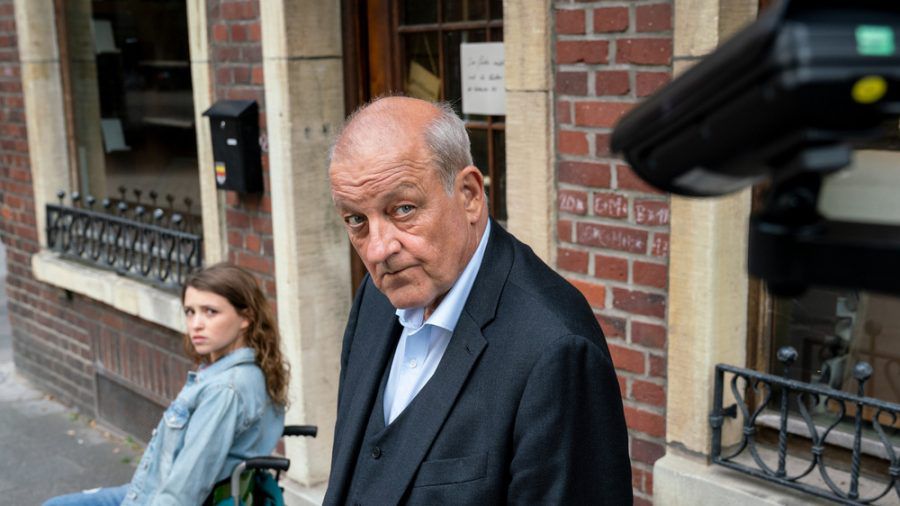"Wilsberg: Überwachen und belohnen": Wilsberg (Leonard Lansink) und Merle (Janina Fautz) sehen die neuen Überwachungskameras mit Misstrauen. (cg/spot)
