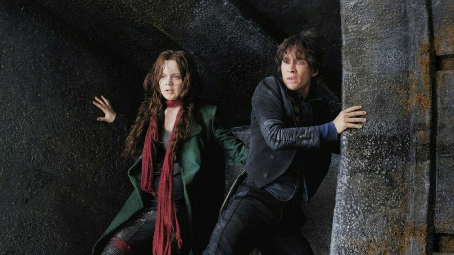 "Mortal Engines: Krieg der Städte": Hester Shaw (Hera Hilmar) und Tom Natsworthy (Robert Sheehan) müssen um ihr Leben fürchten. (cg/spot)
