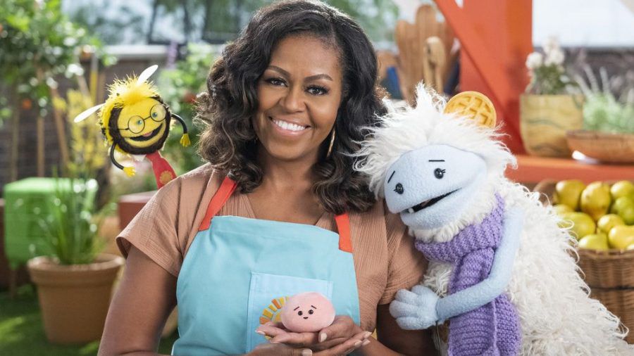 Michelle Obama mit ihren flauschigen neuen TV-Kollegen Waffles und Mochi (stk/spot)