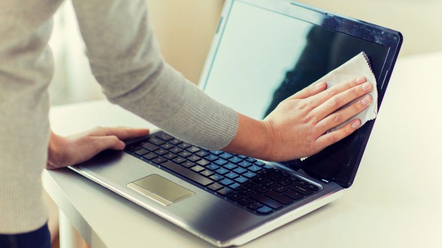 Nutzer sollten Laptops in regelmäßigen Abständen reinigen. (wue/spot)